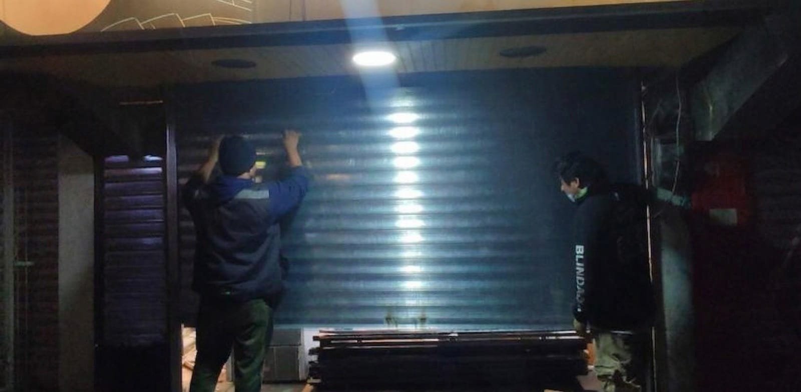 Instalación de cortina metálica de noche